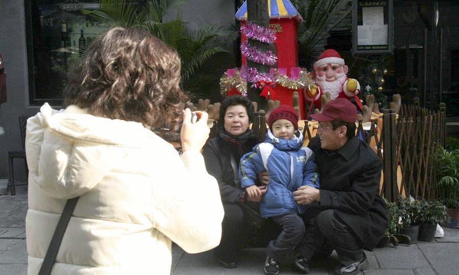 Na China, nos últimos anos o Natal se tornou uma data comercial, com árvores decoradas, Papai Noel e o hábito de passear e trocar presentes entre amigos