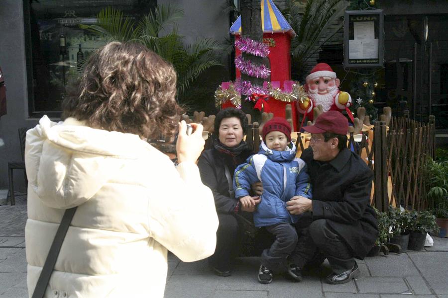 Na China, nos últimos anos o Natal se tornou uma data comercial, com árvores decoradas, Papai Noel e o hábito de passear e trocar presentes entre amigos