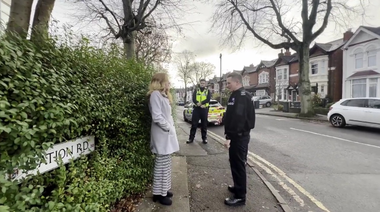 O vídeo mostra a mulher orando silenciosamente enquanto a polícia se aproxima dela e pergunta o que ela está fazendo, ao que ela responde que “pode ser” que esteja rezando mentalmente
