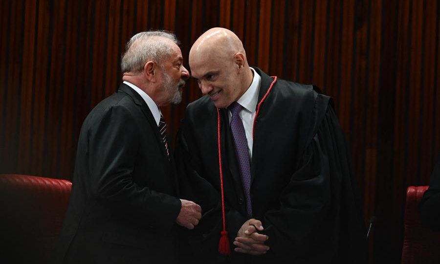 O presidente eleito do Brasil, Luiz Inácio Lula da Silva, com o presidente do Tribunal Superior Eleitoral, Alexandre de Moraes, durante a cerimônia de diplomação