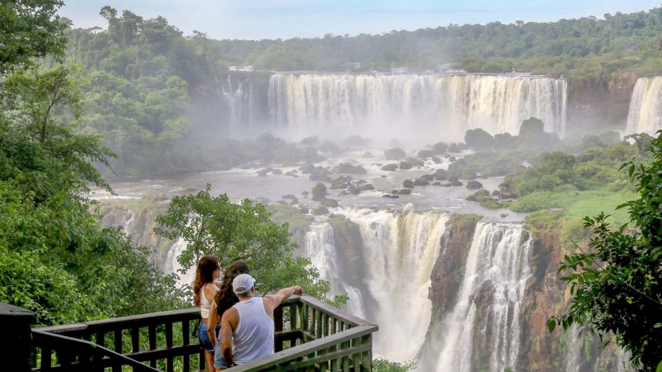 Os novos investimentos em infraestrutura nas Cataratas do Iguaçu têm o objetivo de tornar a experiência dos visitantes mais imersiva e devem ficar prontos em até cinco anos.