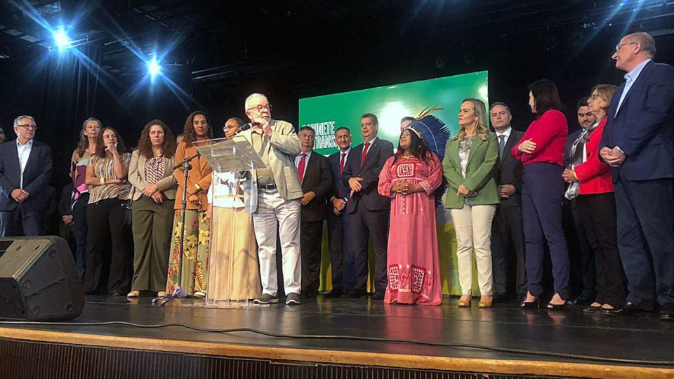 Lula anuncia parte da equipe ministerial em Brasília.