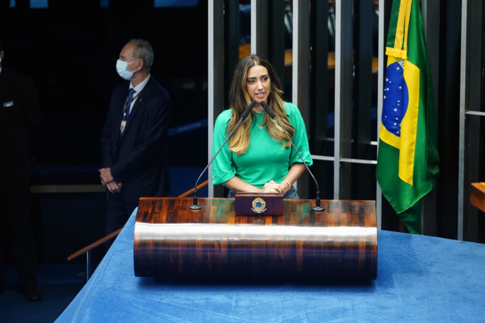 Flávia Arruda na tribuna da Câmara dos Deputados.