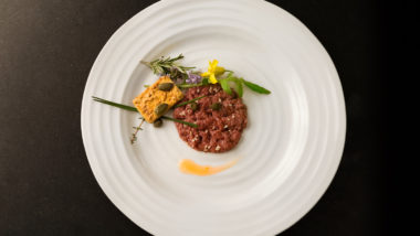 Steak tartare feito com carne artificial da startup holandesa Mosa Meat