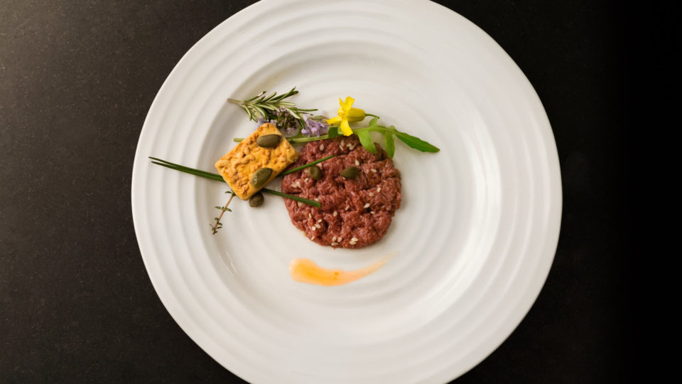 Steak tartare feito com carne artificial da startup holandesa Mosa Meat