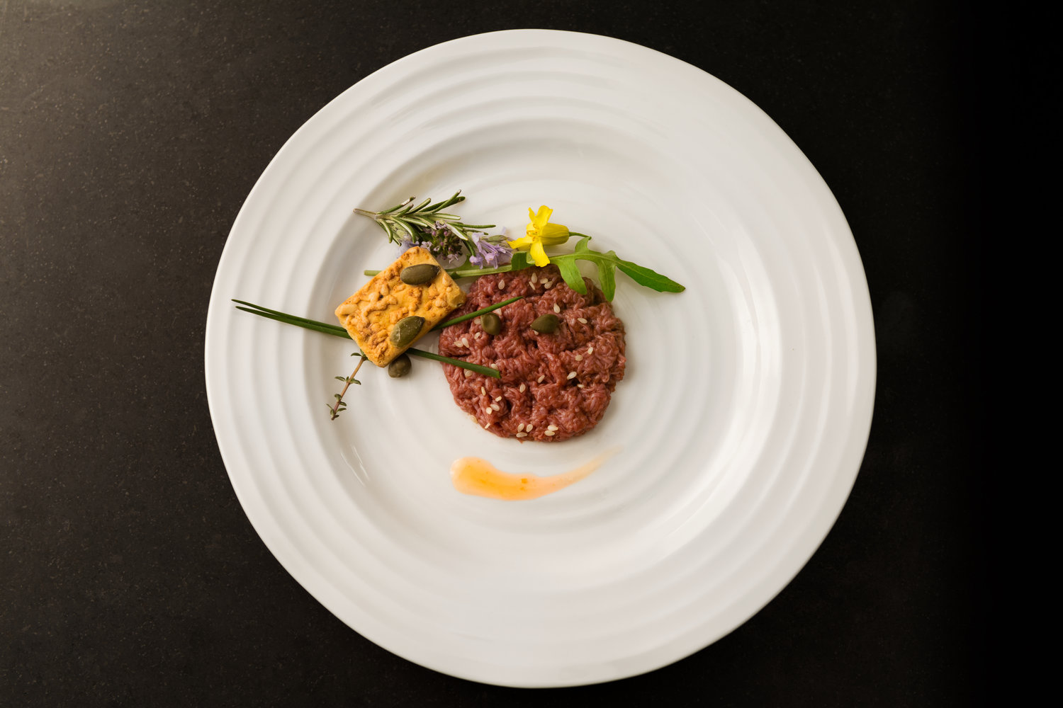 Steak tartare feito com carne artificial da startup holandesa Mosa Meat