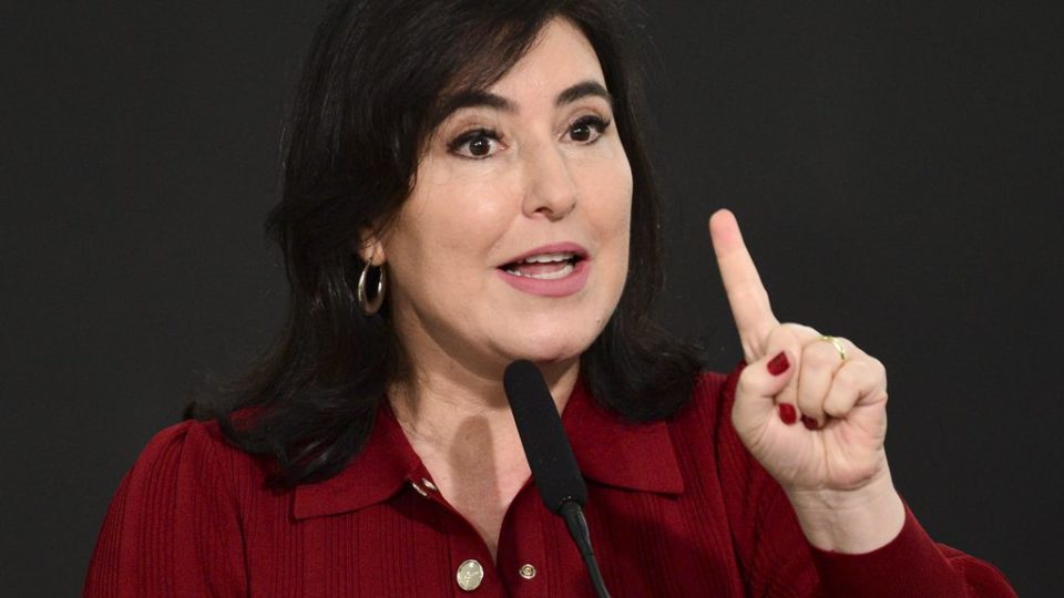 Vestindo vermelho, a ministra do Planejamento e Orçamento, Simone Tebet, toma posse em cerimônia no Salão Nobre do Palácio do Planalto