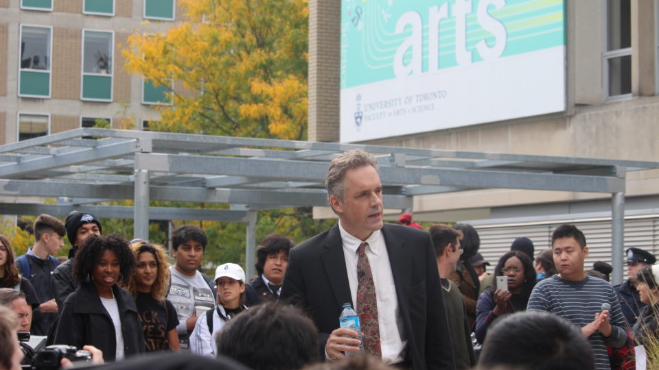 Jordan Peterson durante manifestação a favor da liberdade de expressão na Universidade de Toronto