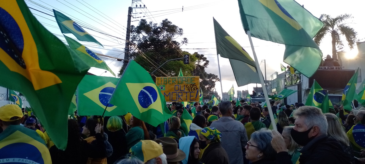 Manifestantes em frente ao quartel do Bacacheri, em Curitiba, no início de novembro de 2022.