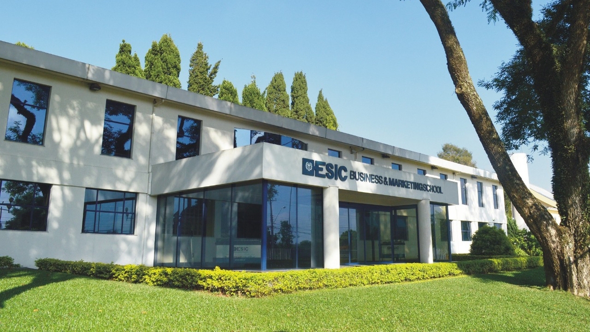 Os cursos têm aulas remotas no formato Campus Infinito, somados à metodologia de Harvard Peer Instruction e avaliações mensais presenciais, realizadas na instituição.