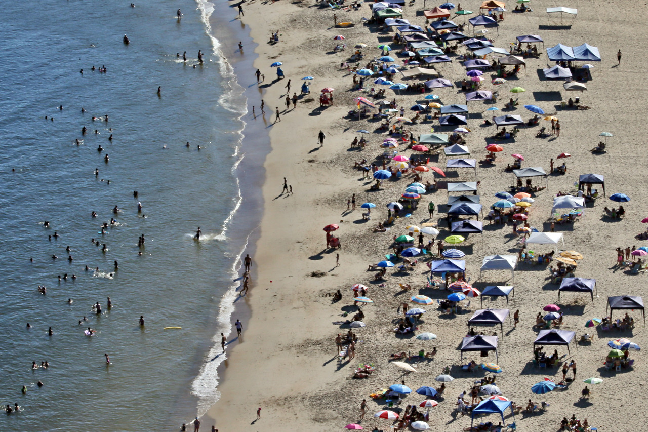 Praia central de Guaratuba.