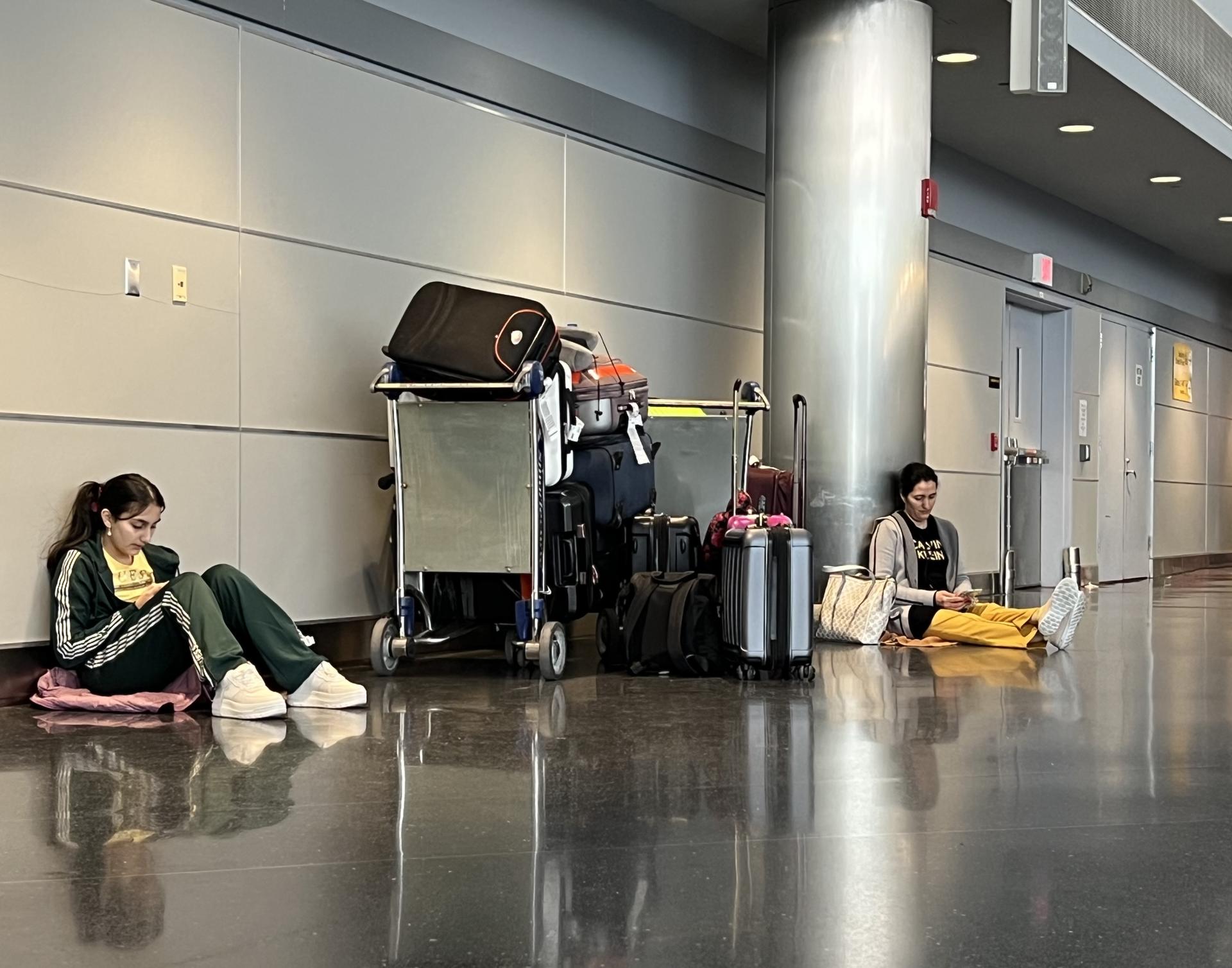 Passageiras esperam por seus voos no Aeroporto John F. Kennedy, em Nova York.