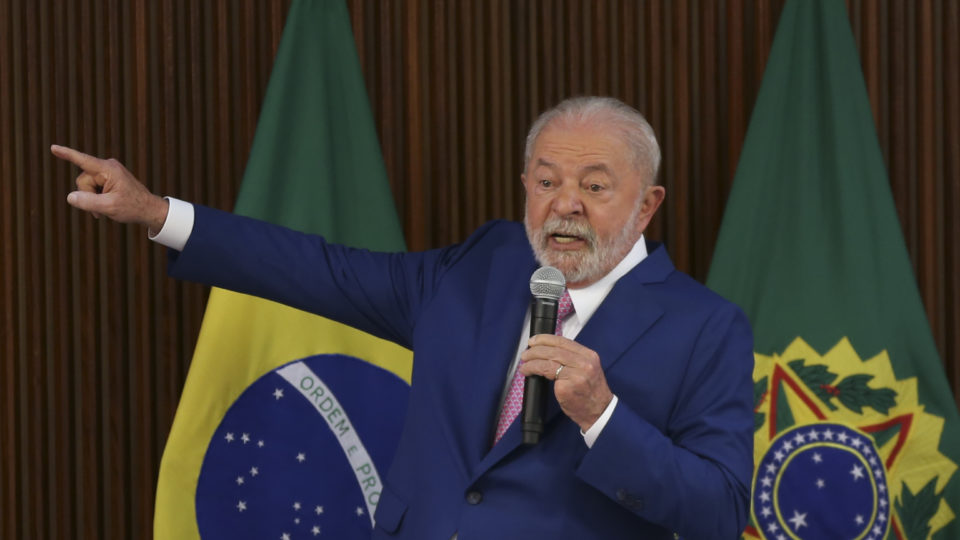 Lula cobra agenda positiva de ministros para "virar a página" do vandalismo em Brasília