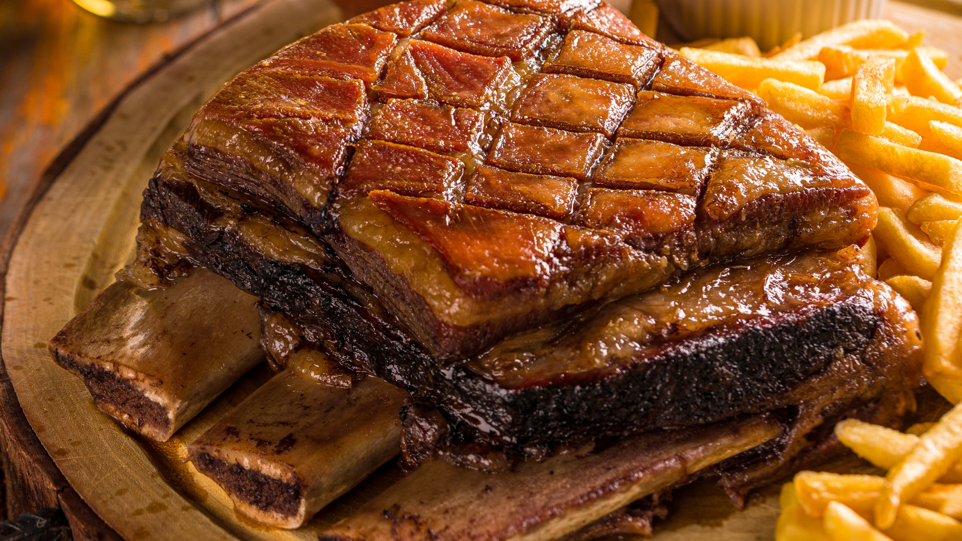 A costela do Boteco Curitiba, carro-chefe da casa, é assada por 16 horas.