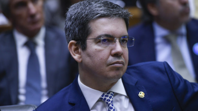 Randolfe diz que nova regra fiscal não vai excluir gasto com saúde e educação