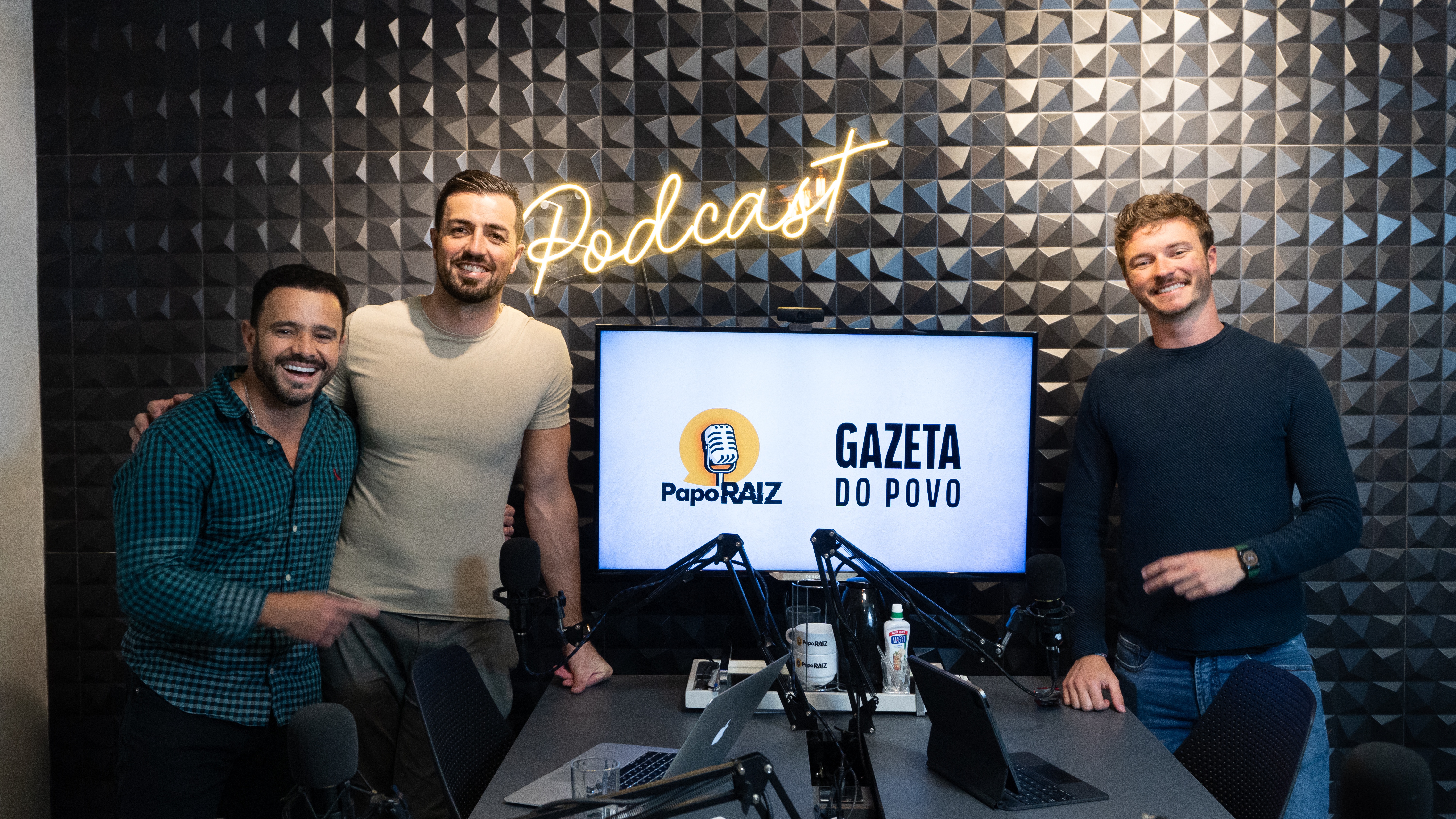 O empresário Juninho Conceição (esq.) no podcast Papo Raiz.