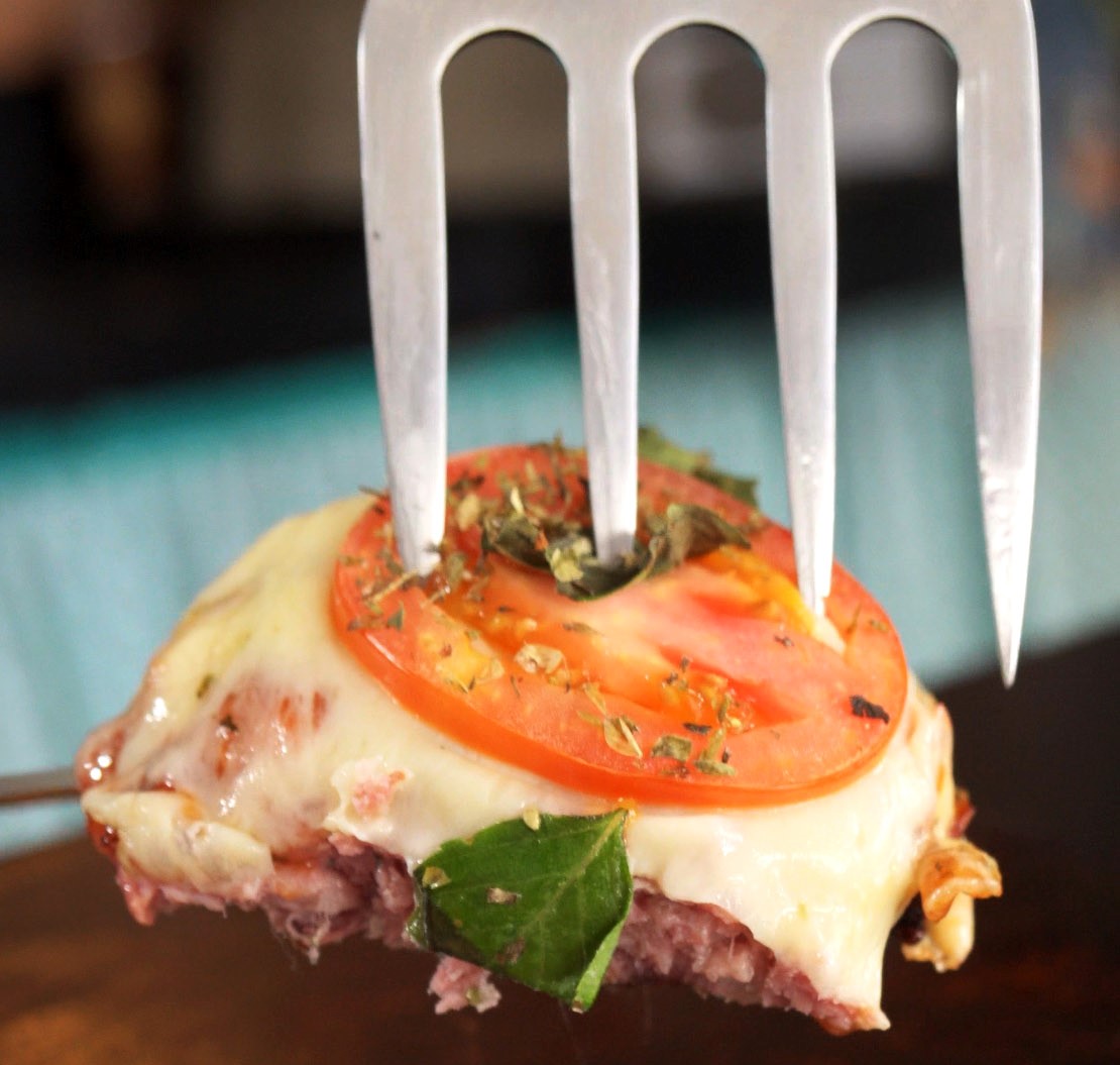 Mini pizza com base de linguiça: preparo é ideal para um jantar diferente e descontraído.