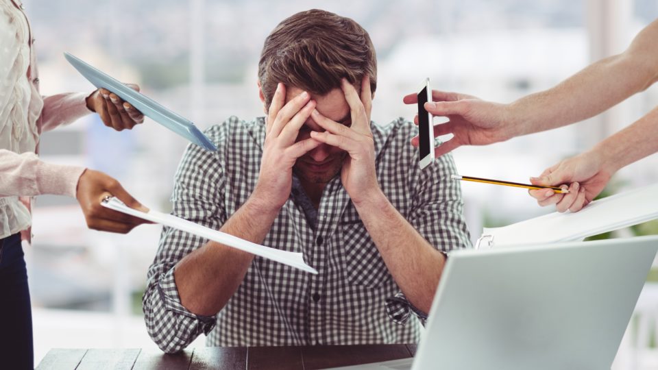 Homem estressado no trabalho