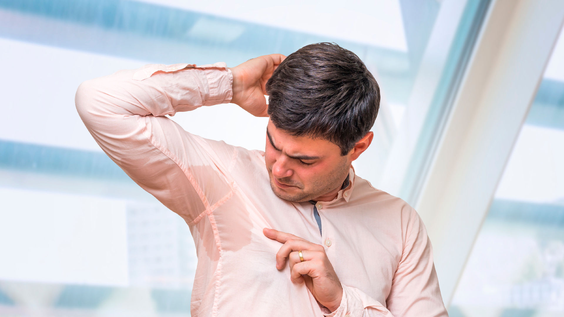 O suor excessivo pode ser motivo de constrangimento e afetar a qualidade de vida