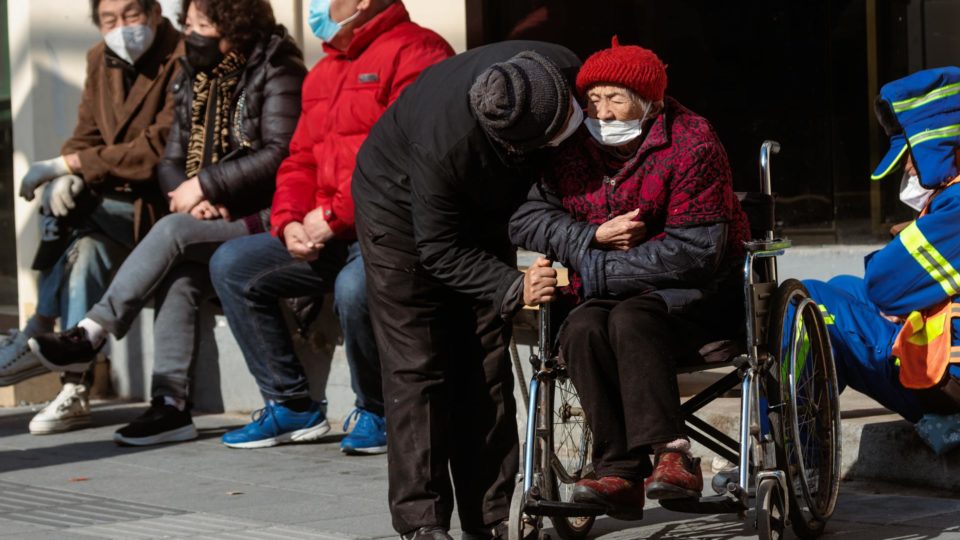 Idosos aproveitam o sol em Xangai, China, 17 de janeiro de 2023.