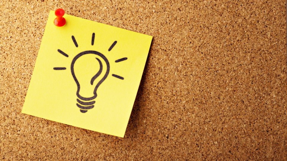 Post it com uma lâmpada desenhada