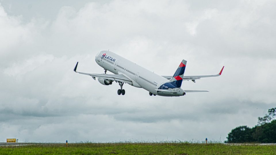 Latam vai reforçar rotas no Paraná em fevereiro.