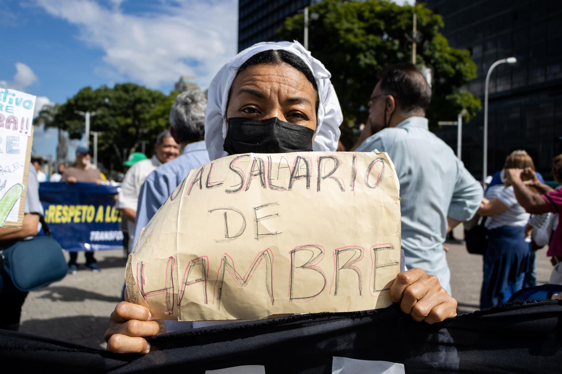&#8220;Salário de fome&#8221;, diz cartaz de manifestante nas ruas de Caracas, Venezuela, em agosto de 2022.