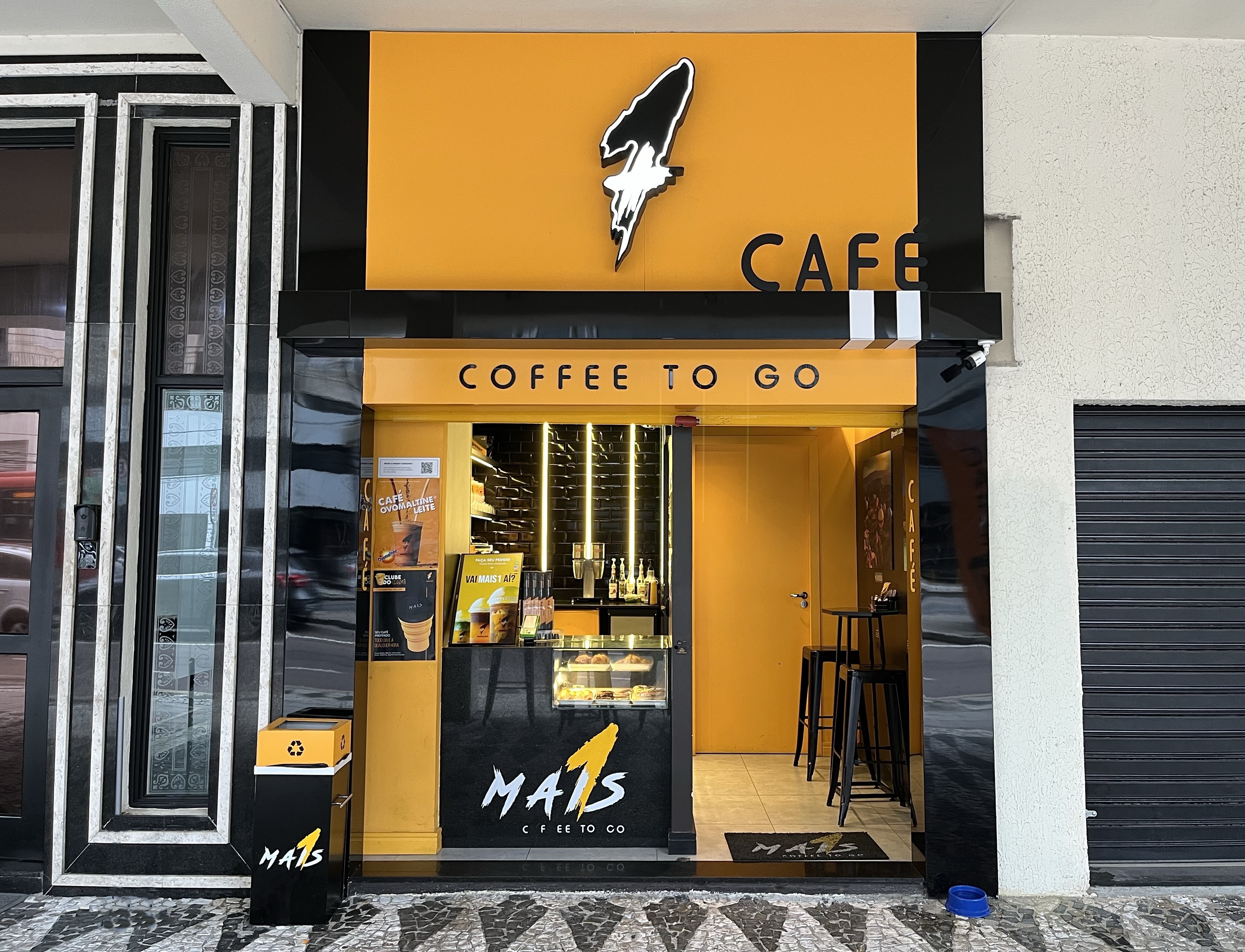 Fachada de unidade da rede Mais1.Café