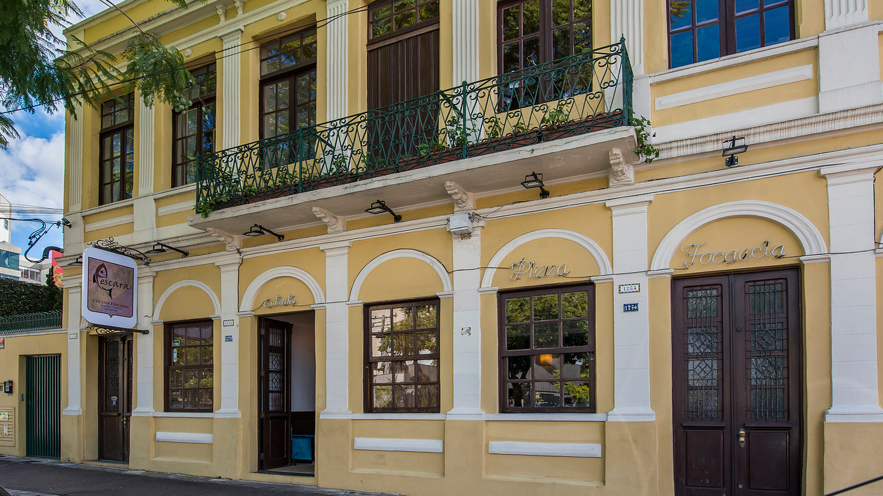 O casarão centenário onde funciona o Pescara, no bairro do Rebouças.