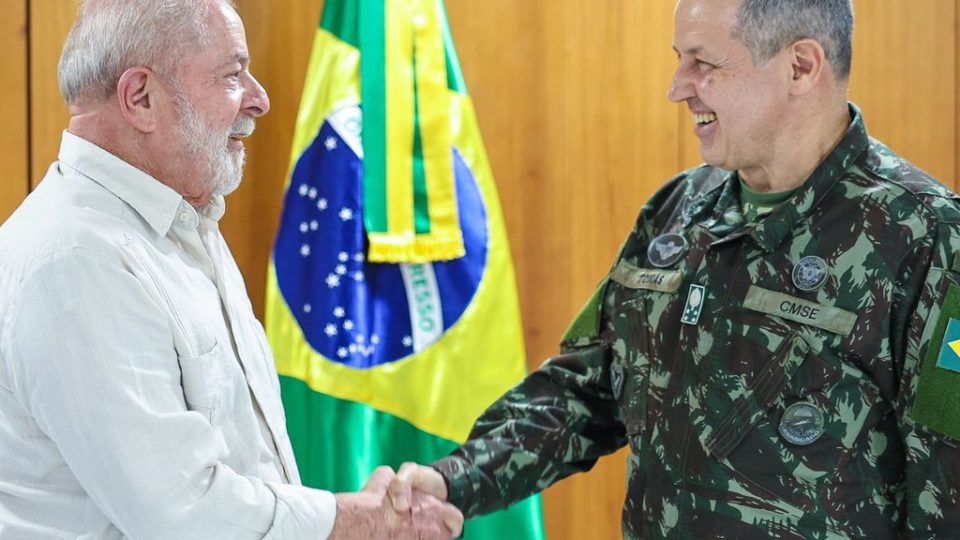 O presidente Luiz Inácio Lula da Silva cumprimenta o novo comandante do Exército, general Tomás Miguel Ribeiro Paiva