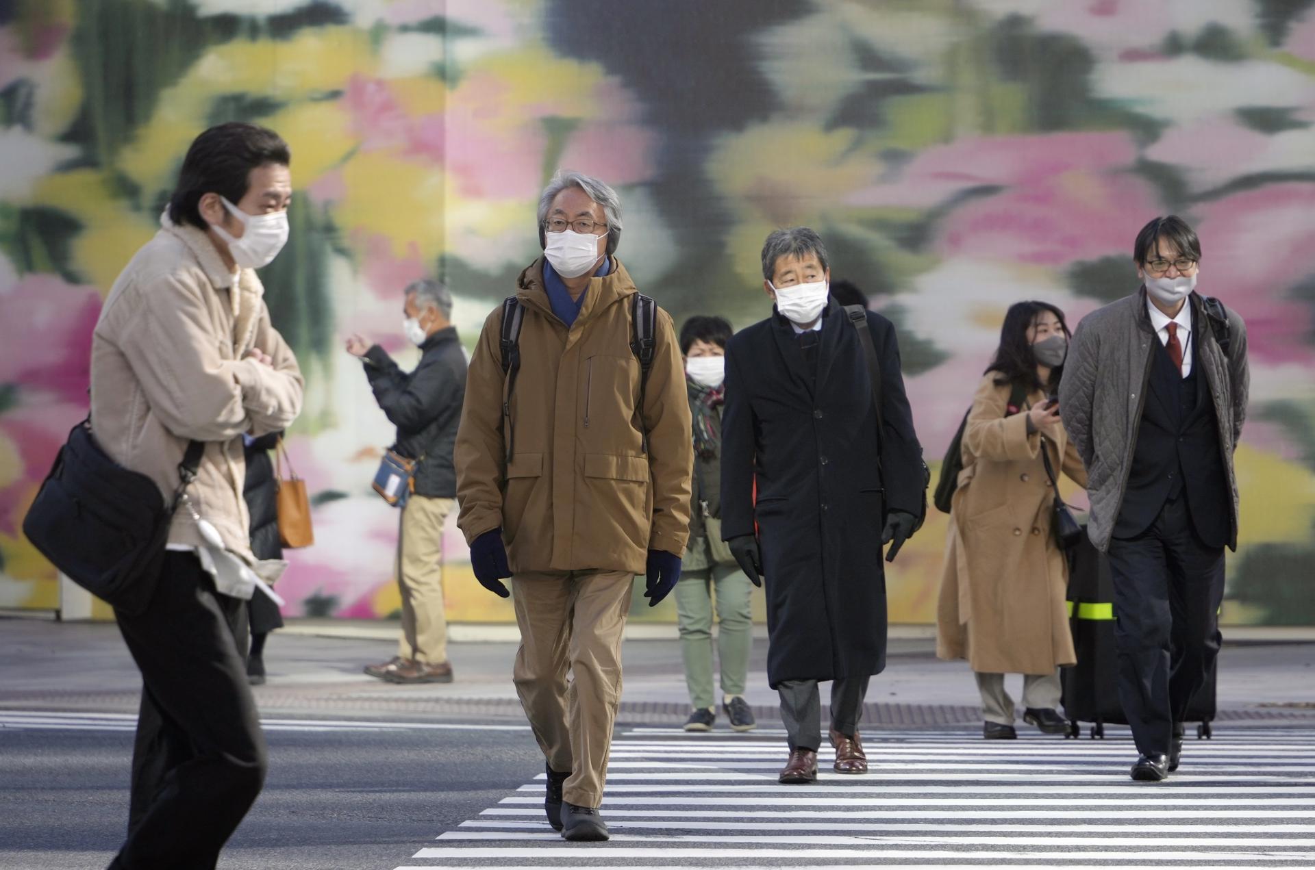 Pedestres atravessam uma rua em Tóquio, no Japão, 25 de janeiro de 2023: embora tenha uma população de aproximadamente 125 milhões, sua pirâmide demográfica está envelhecendo rapidamente