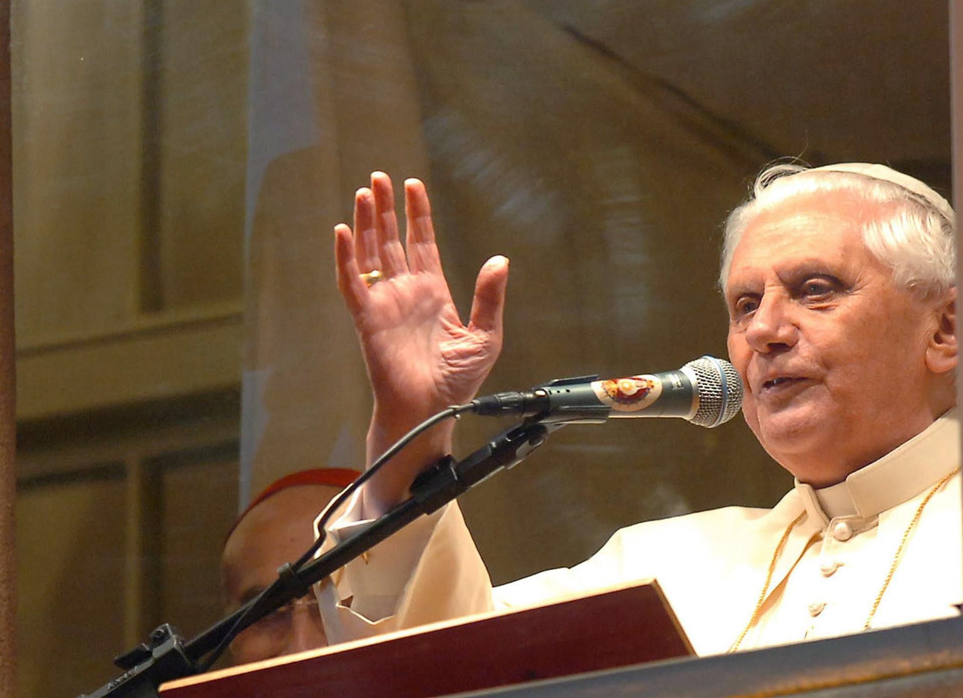 O Papa Bento XVI acena, no dia 9 de maio de 2007, da sacada do Mosteiro de São Bento, em São Paulo, durante visita ao Brasil.