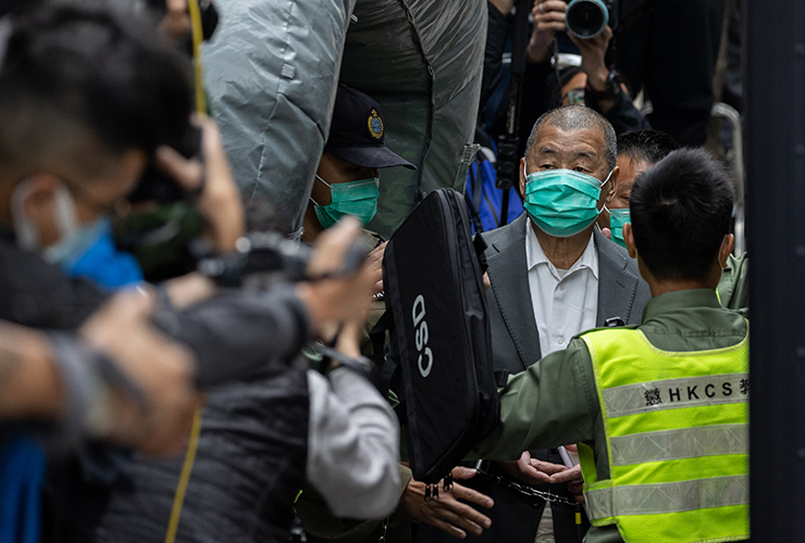 Jimmy Lai vai preso em Hong Kong após o julgamento, em 09 de fevereiro de 2021