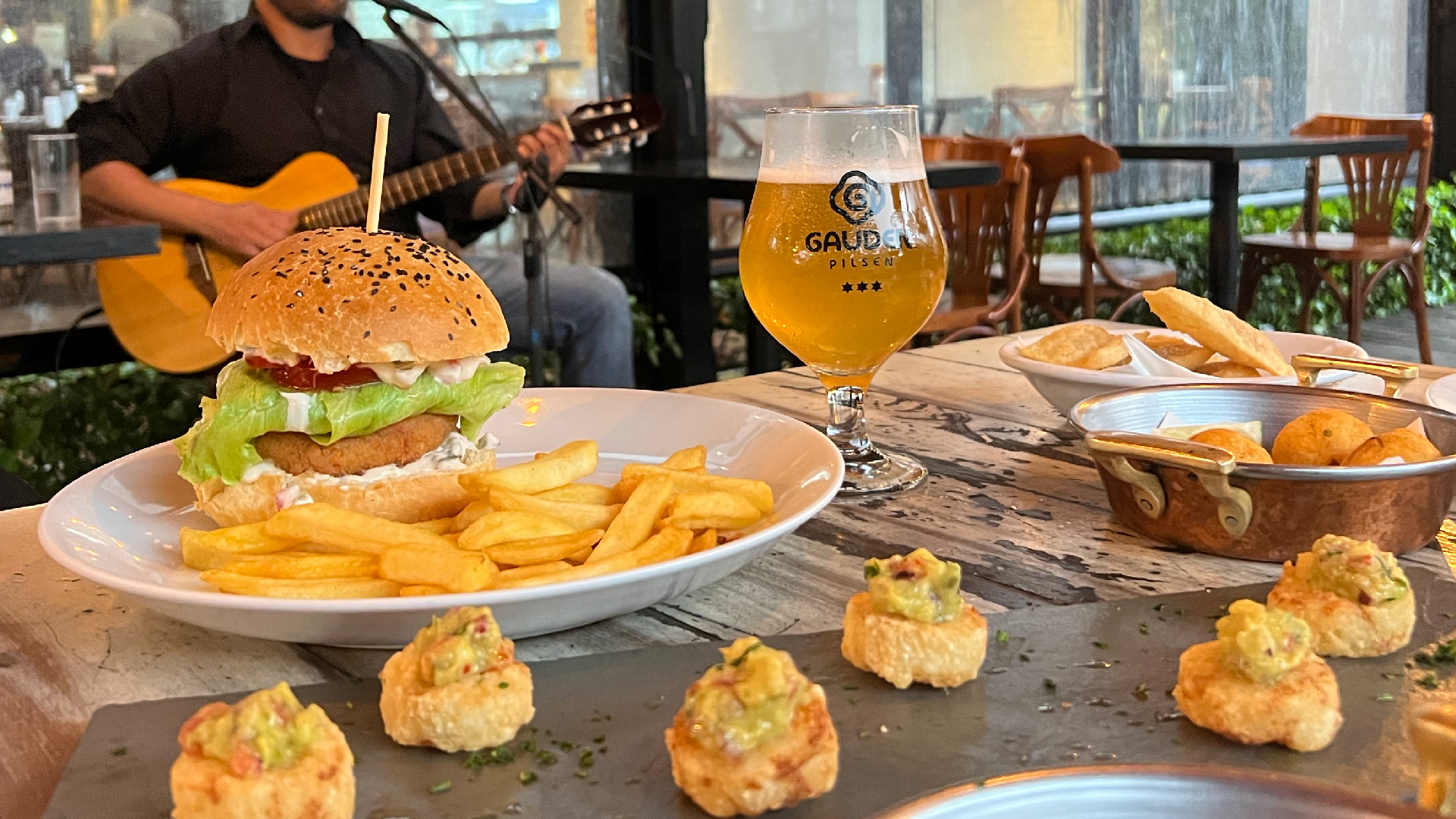 O Sunset Victor é de terça a sexta das 17h30 às 19h30 no Bar do Victor (São Lourenço) e na Praça do Victor (Praça da Espanha). Às quintas-feiras, ambas as casas têm música ao vivo.