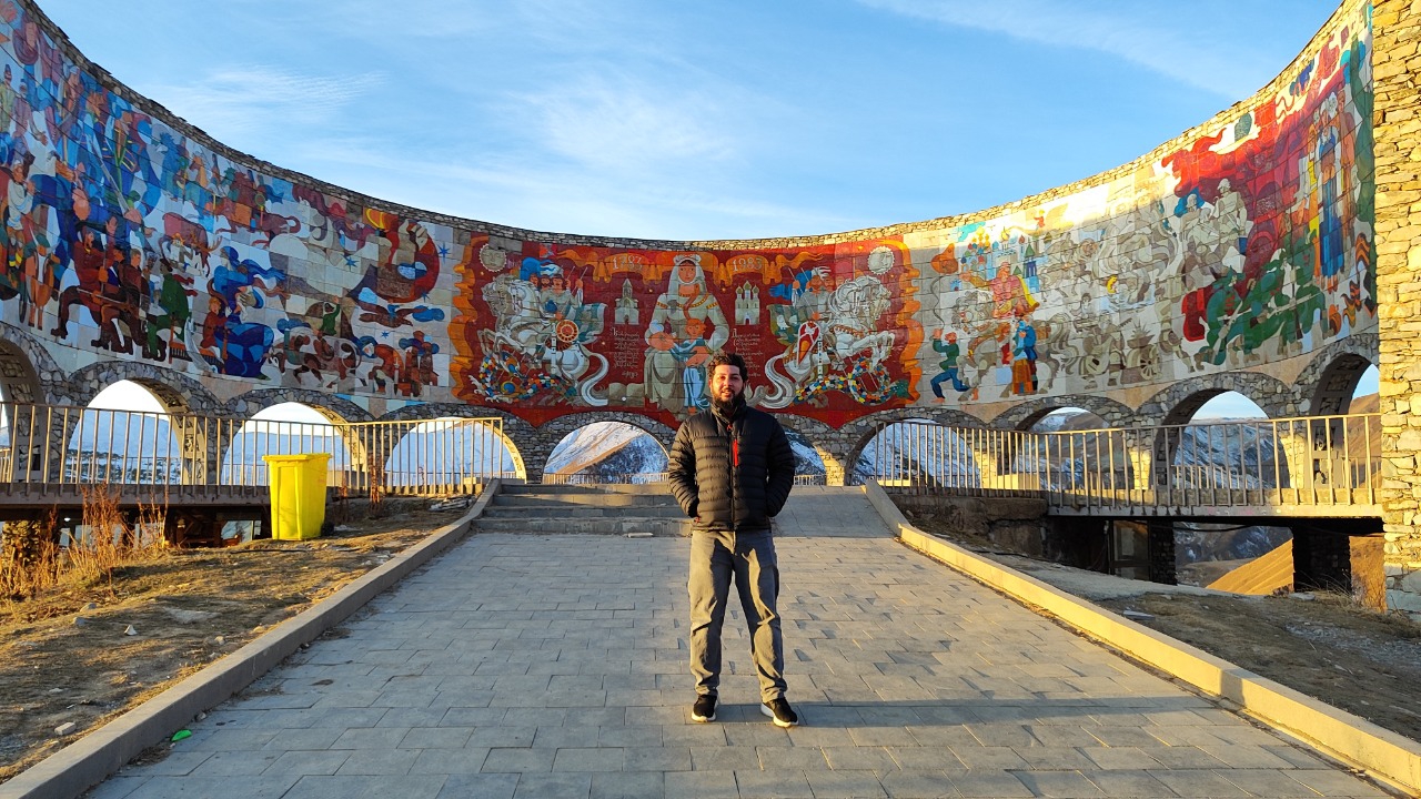 Cauê no Monumento da Amizade Russo-georgiana, na Rodovia Militar da Geórgia, entre a cidade de Gudari e a passagem de Jvari.  Foto: Arquivo pessoal