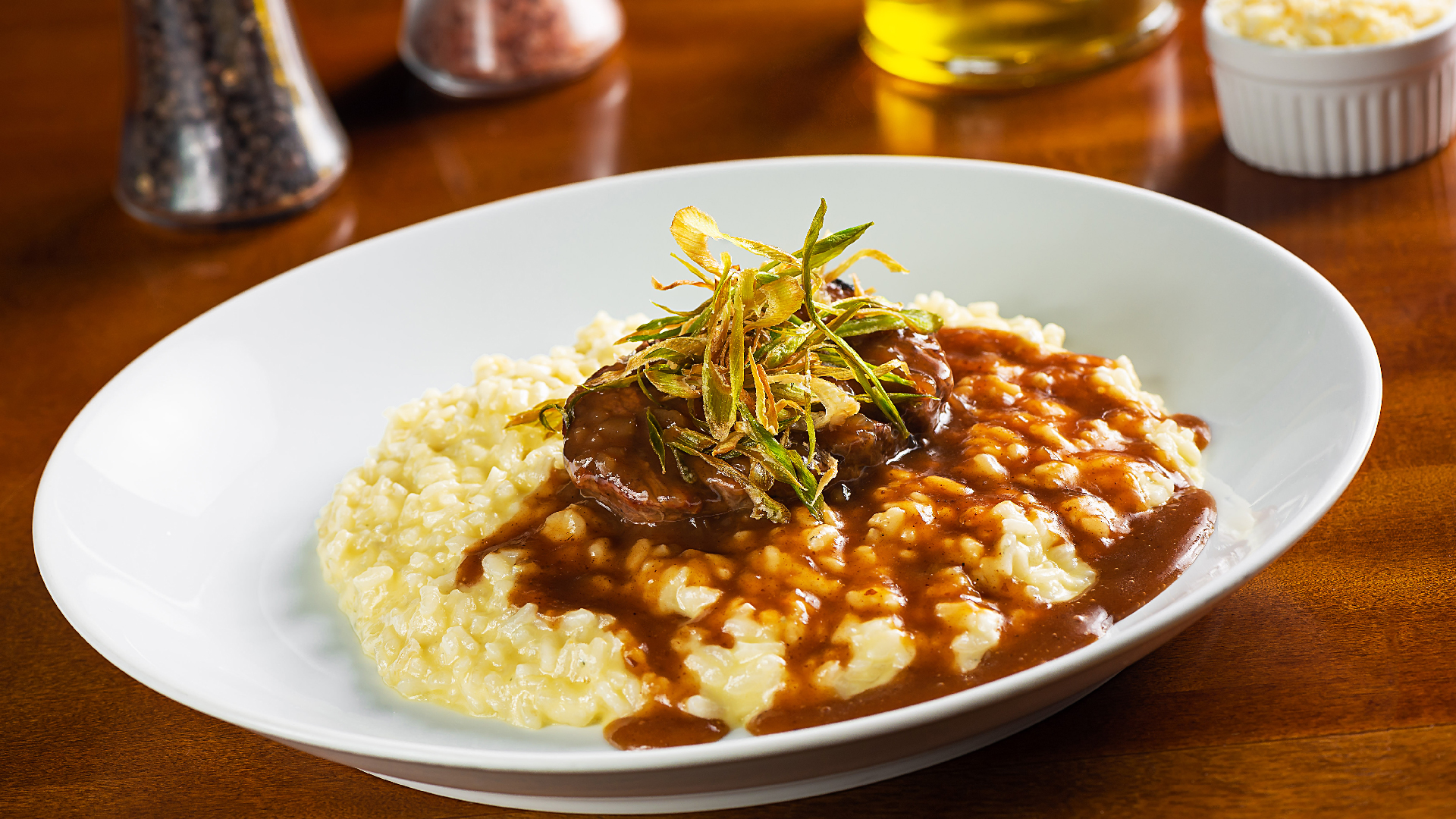 Mignon ao molho roti com risoto de gorgonzola.