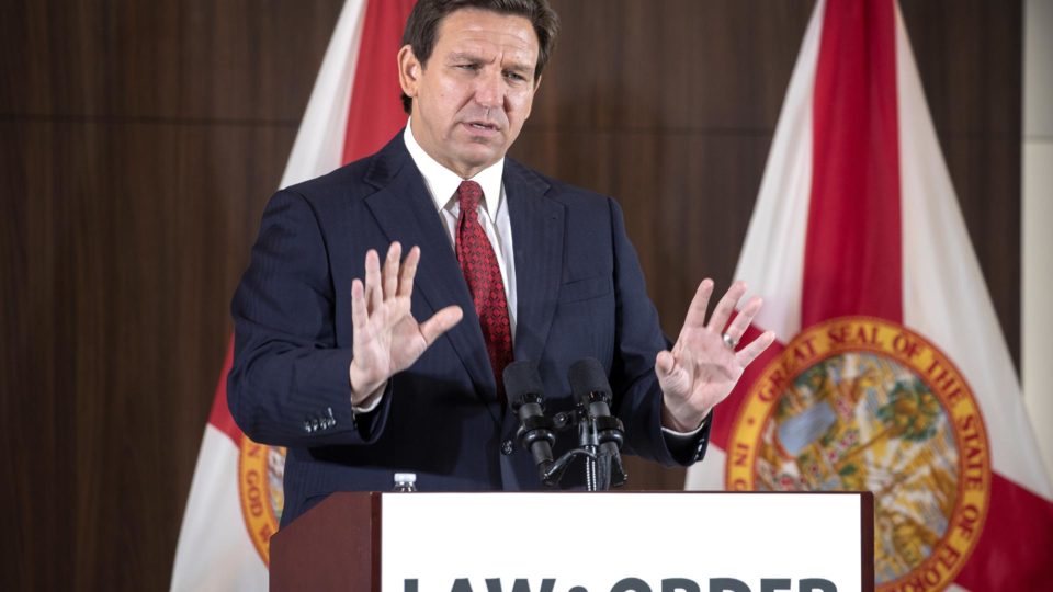 O governador da Flórida, Ron DeSantis, fala durante uma coletiva de imprensa na Miami Police Benevolent Association em Miami, Flórida, EUA, 26 de janeiro de 2023.