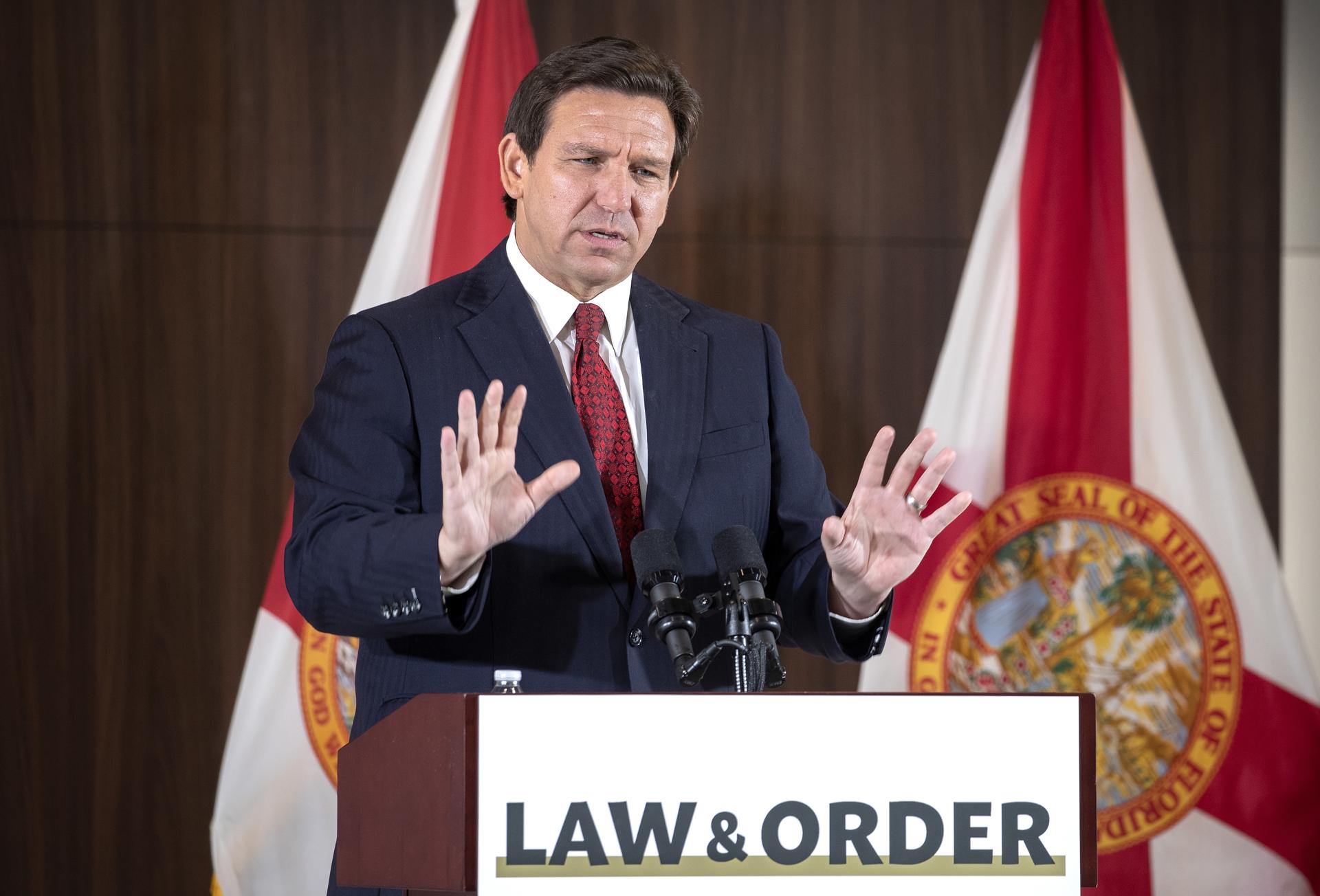 O governador da Flórida, Ron DeSantis, fala durante uma coletiva de imprensa na Miami Police Benevolent Association em Miami, Flórida, EUA, 26 de janeiro de 2023.