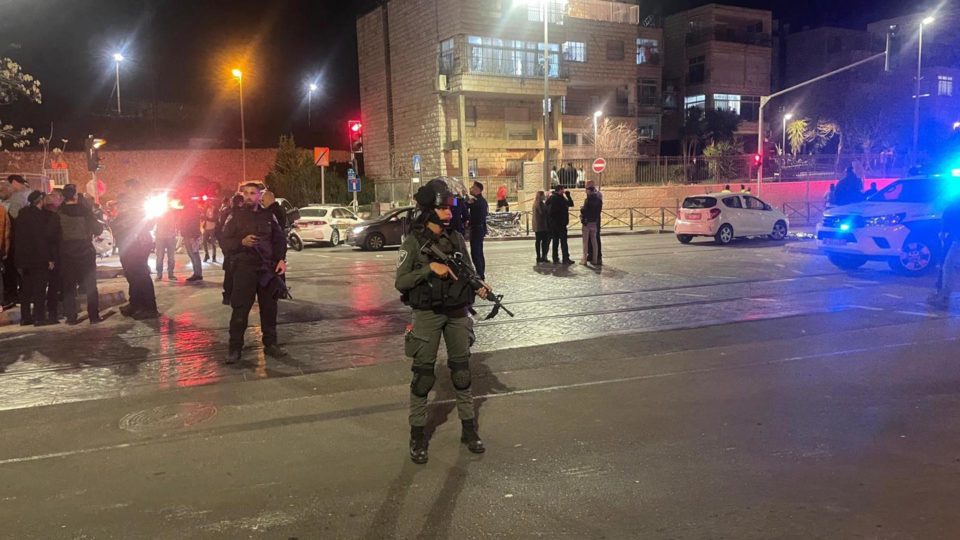 Serviços de emergência trabalham no local de um tiroteio em uma sinagoga na área de Neve Yaakov em Jerusalém, Israel, 27 de janeiro de 2023.