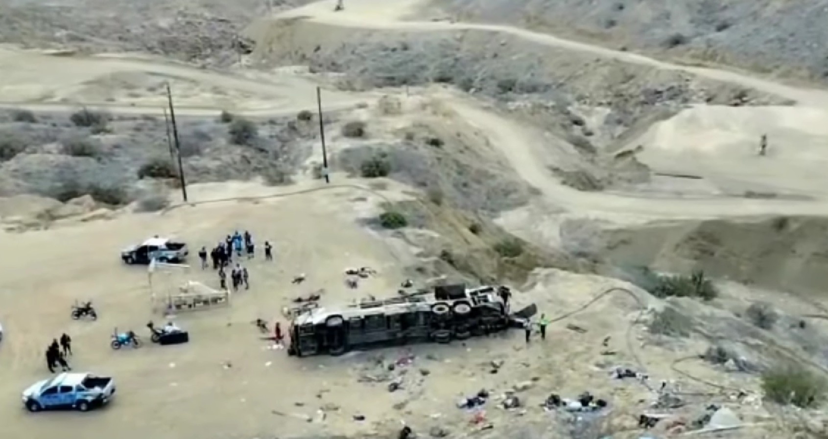 O ônibus, com cerca de 60 passageiros, caiu na madrugada deste sábado em um precipício na região de Piura, no norte do Peru