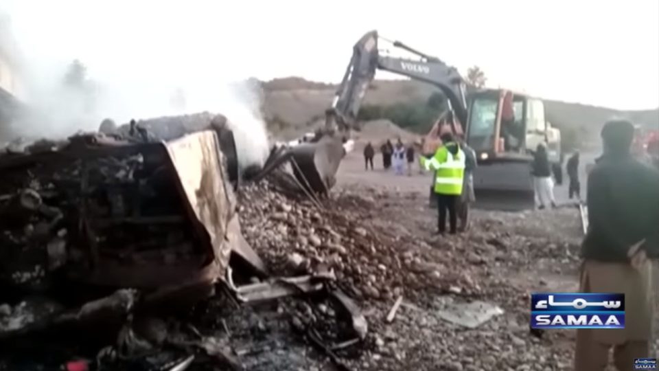 Ônibus que transportava 48 pessoas explodiu, após colidir com um pilar e cair de uma ponte
