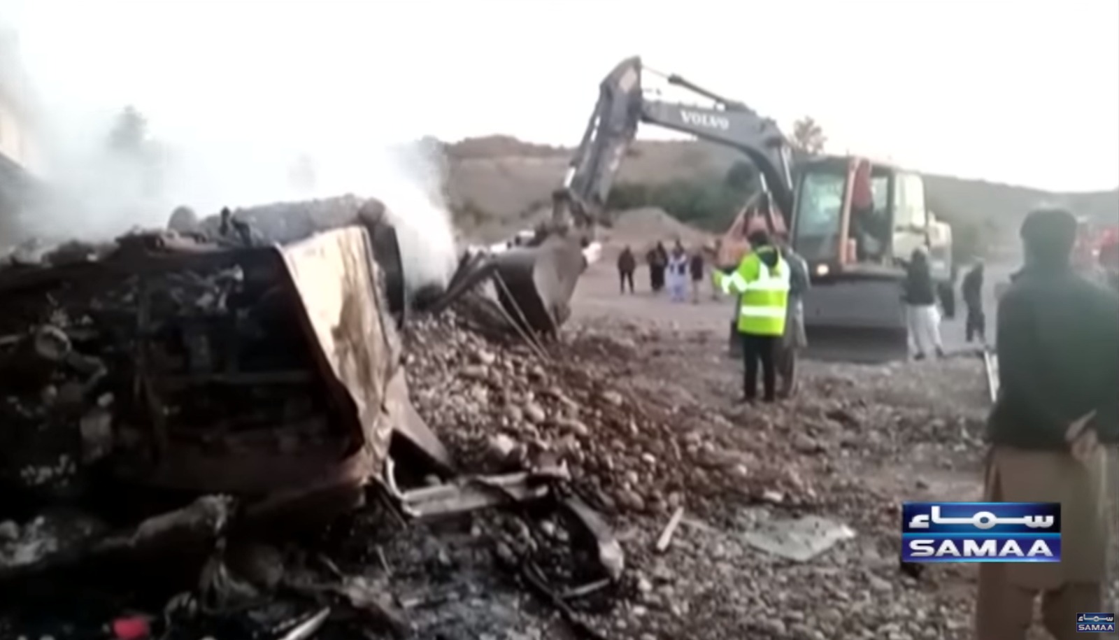 Ônibus que transportava 48 pessoas explodiu, após colidir com um pilar e cair de uma ponte