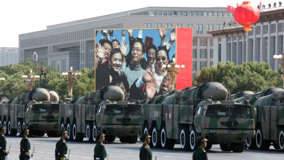 Exército chinês exibe seus modernos armamentos durante desfile militar em Pequim, no dia 10 de janeiro de 2009