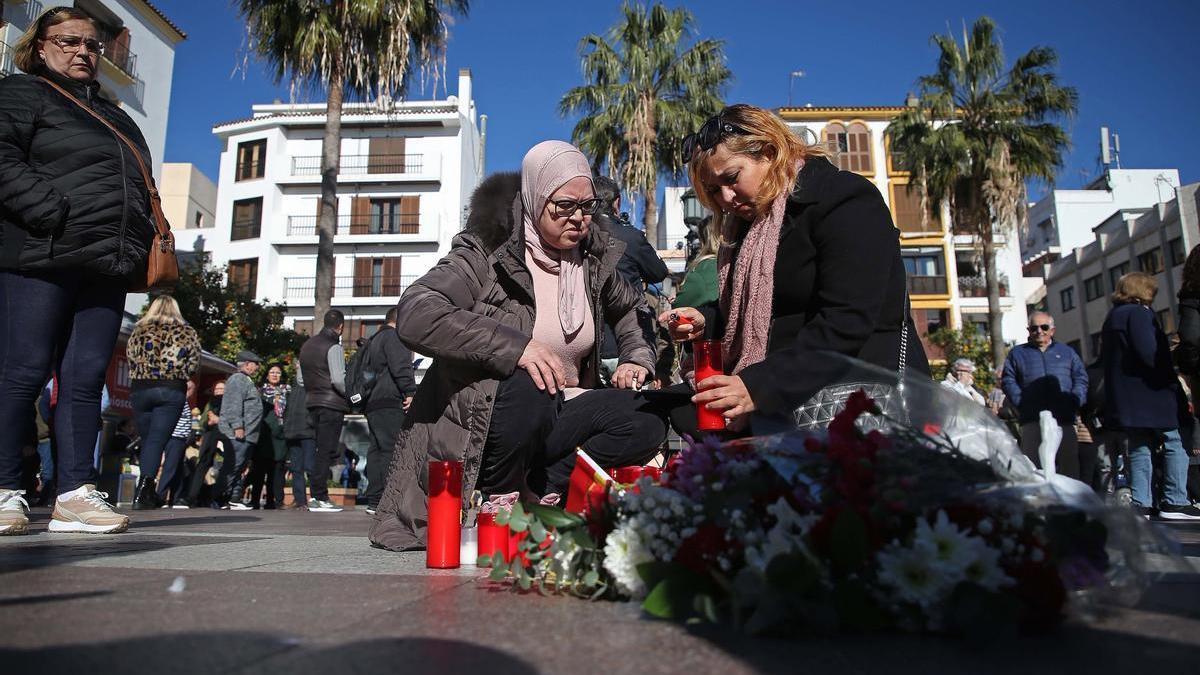 Habitantes de Algeciras colocam velas no local onde o sacristão foi assassinado