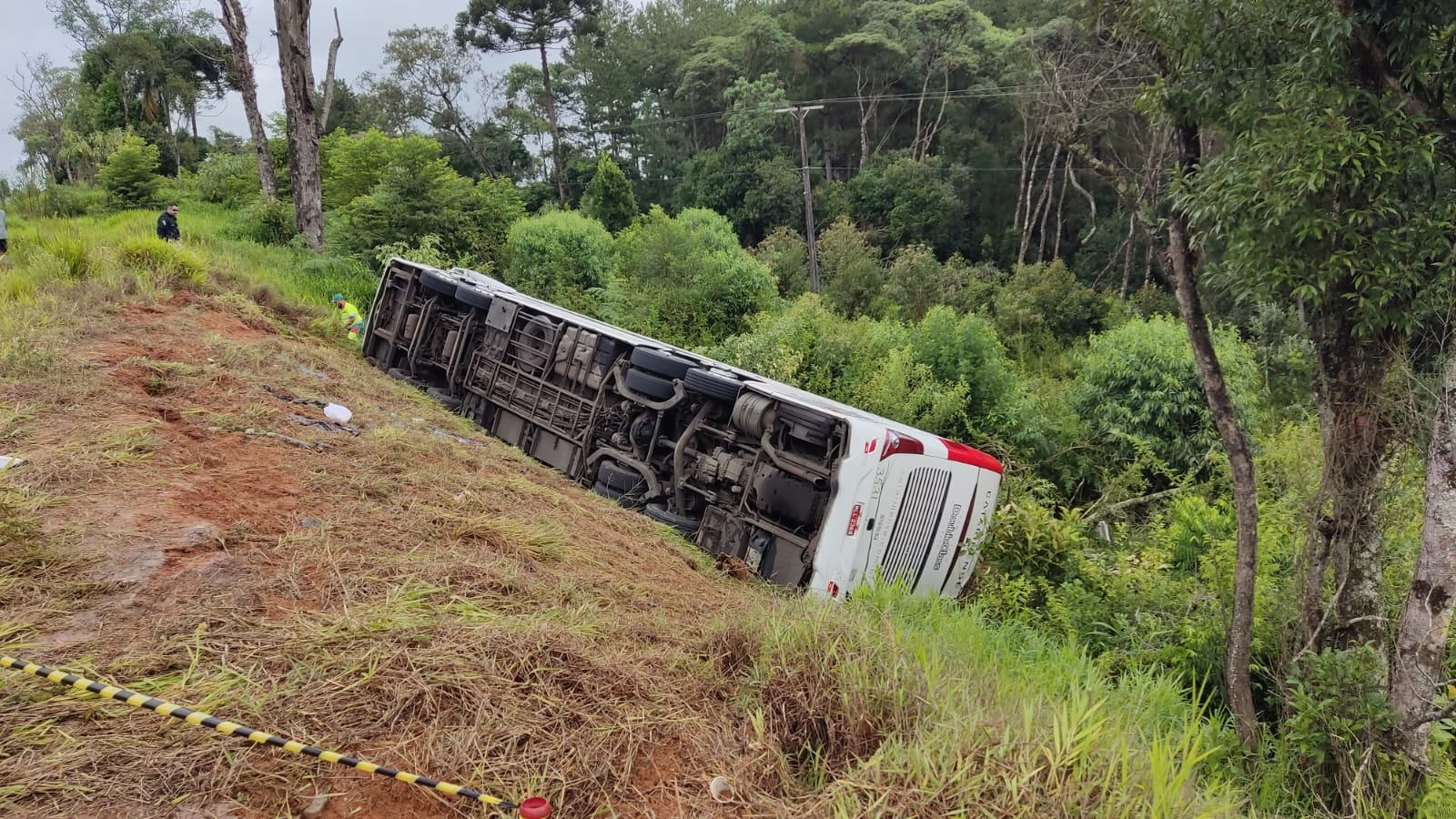 Ônibus da viação Catarinense tombou na altura do km 230, nos Campos Gerais.