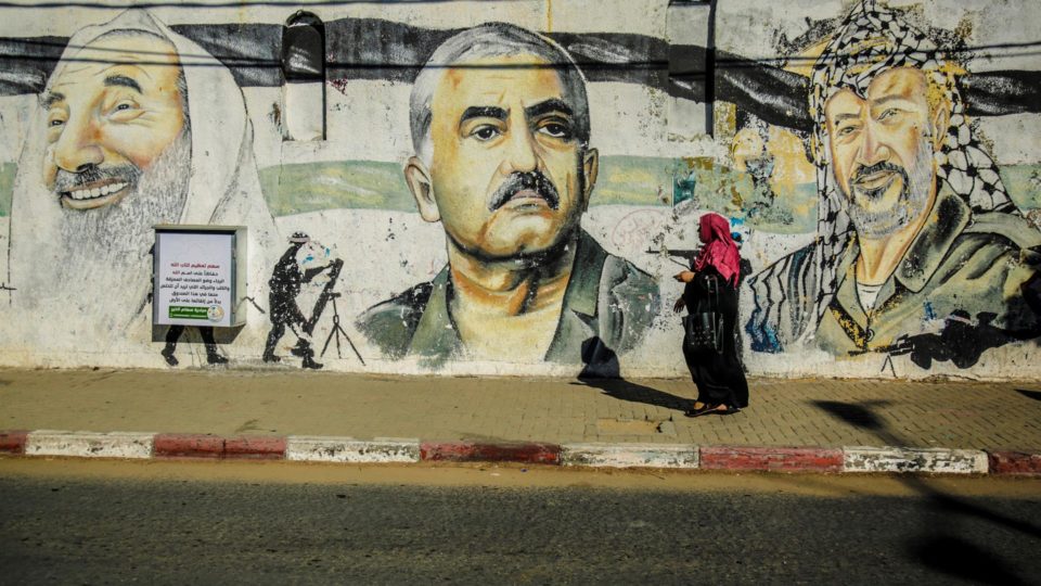 Vista de um mural em uma rua de Gaza, com imagens de líderes palestinos.
