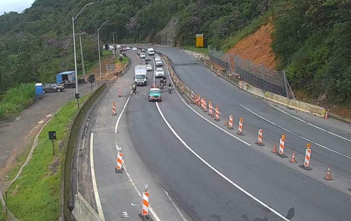 BR-376, na altura do km 669, onde houve interdição: tráfego segue com pontos de lentidão.