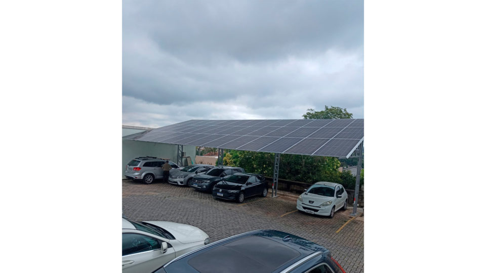 Carport, uma estrutura em que a usina fica acima do estacionamento ao ar livre.