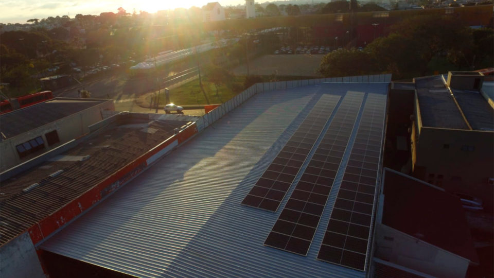 Usina fotovoltaica instalada no telhado de uma fábrica.