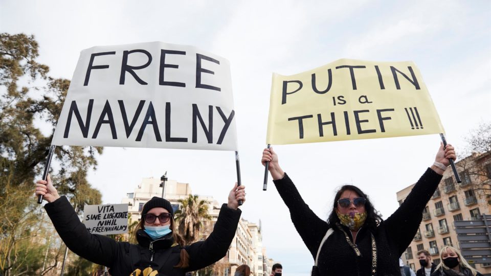 Cidadãos russos protestam em Barcelona contra a prisão de Navalny, no dia 23 de janeiro de 2021